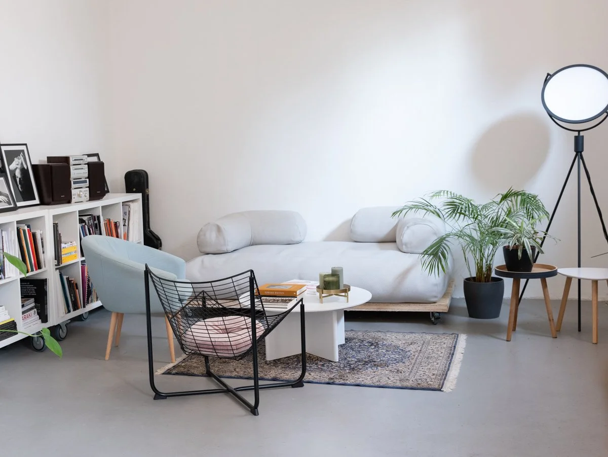 Area lounge con divano e libreria