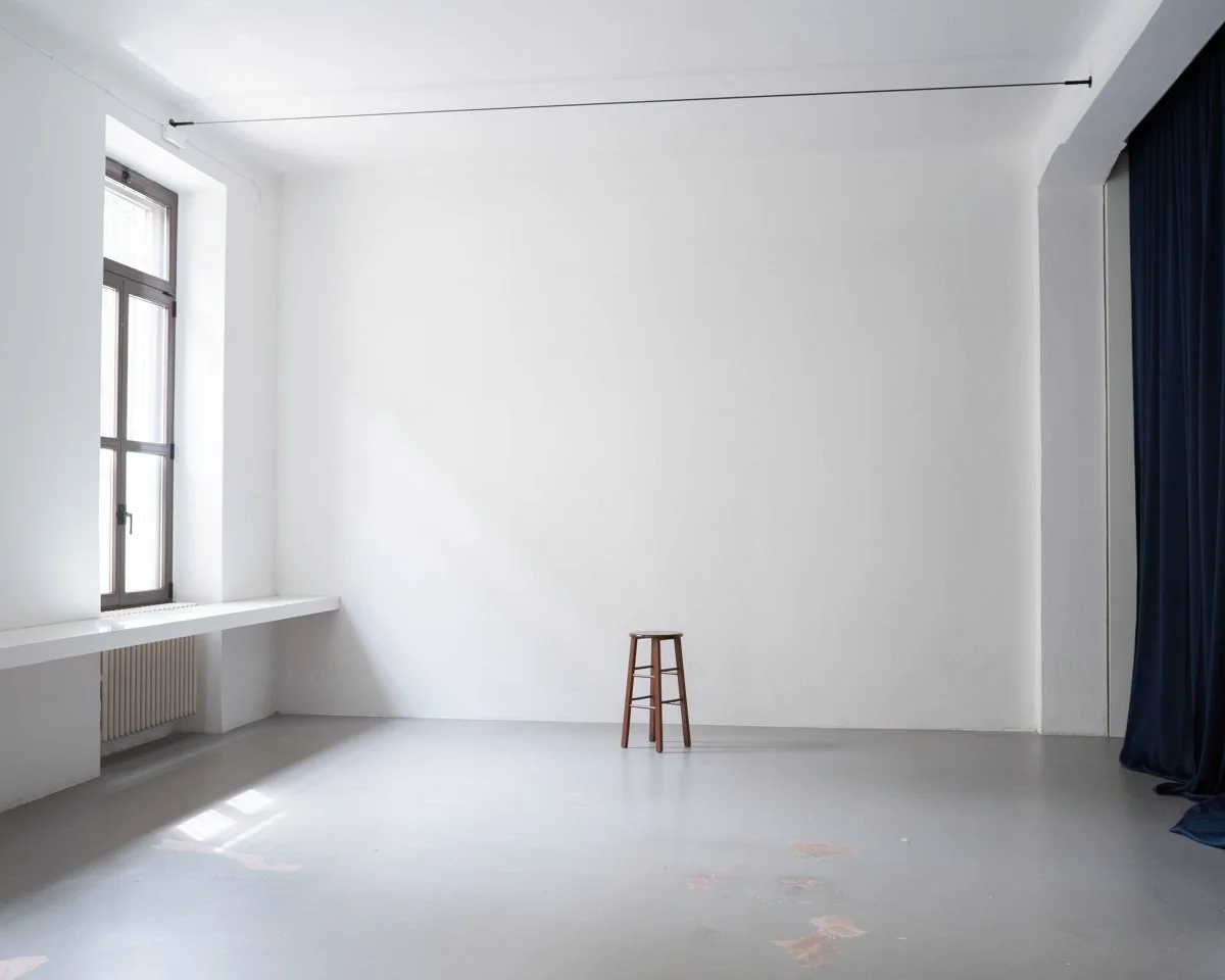 Sala principale di Blue Zone Studio con tre grandi finestre e luce naturale